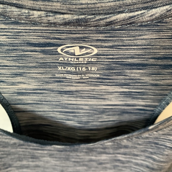 Women’s bundle athletic tops size XL - Picture 7 of 8